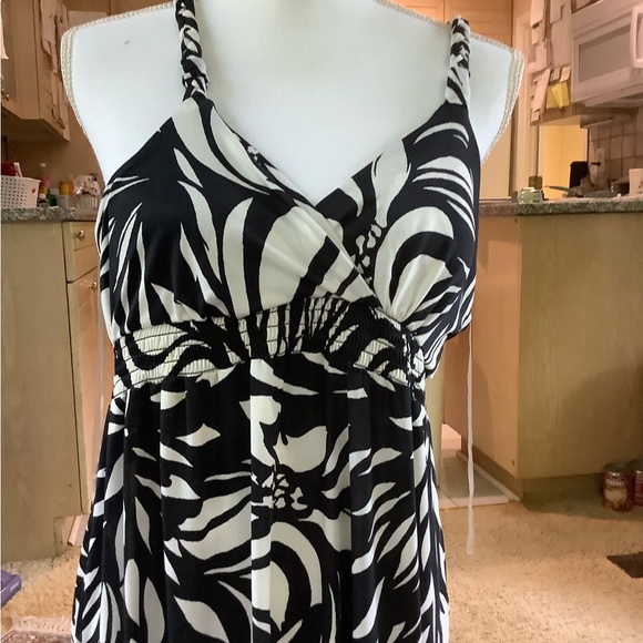 Voile black and white, maxi with low back.  It is size 18 lightweight. - Picture 8 of 10